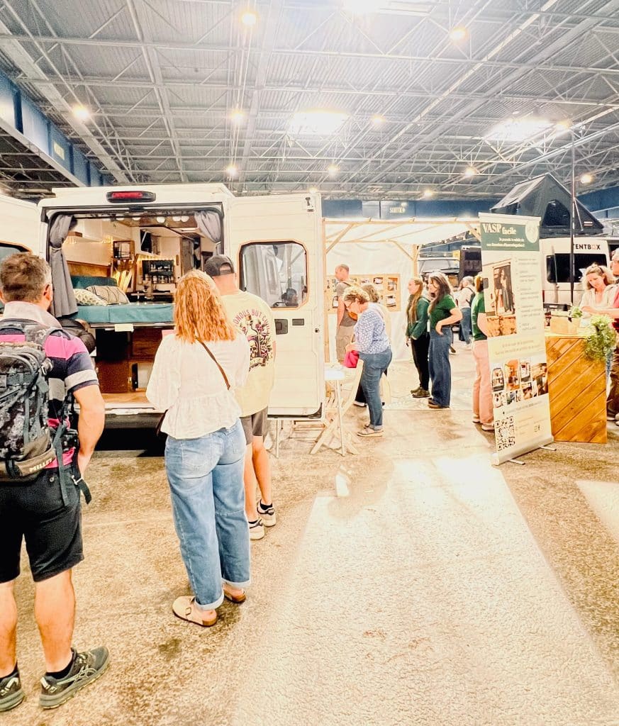 Vue du salon Vanlife Expo de Bordeaux dédié à l'aménagement de fourgons et au VASP.
