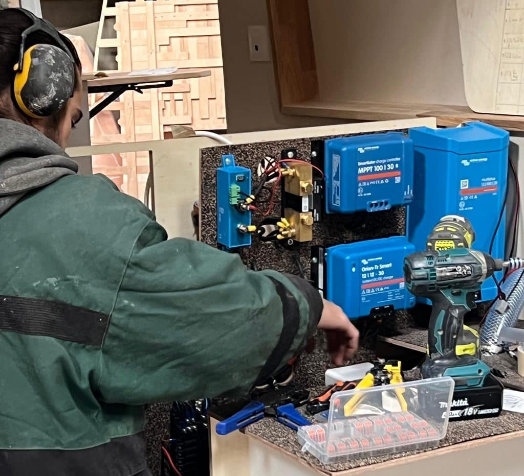 Installation d'un circuit électrique et câblage sur mesure dans un fourgon par un professionnel.