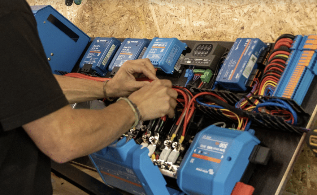 Câblage tableau électrique sur mesure par Volcanic Van pour homologation VASP