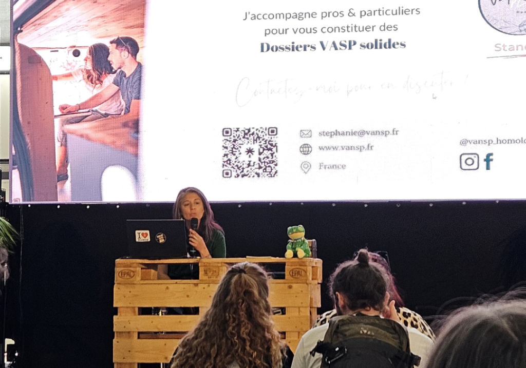 Stéphanie de VANSP en conférence sur l'homologation VASP au Vanlife Expo